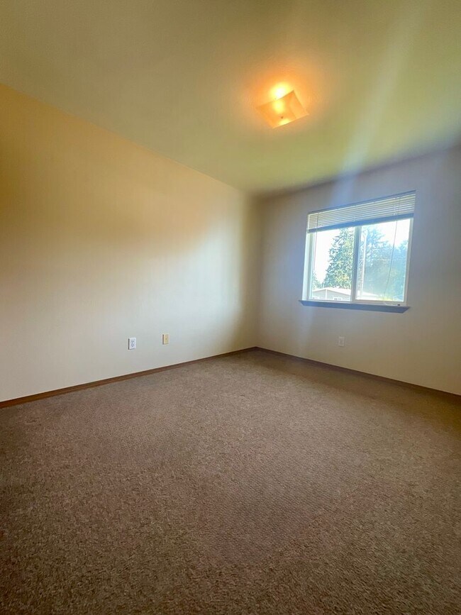 Building Photo - Spacious 3 Bedroom, 2 Bathroom Home!