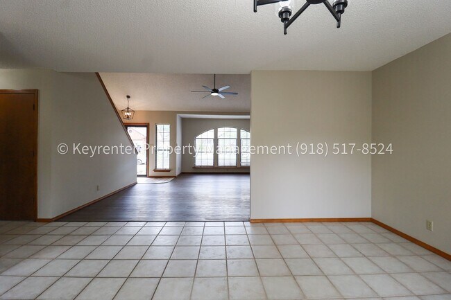 Building Photo - Recently Updated 3 Bed 2.5 Bath in Bixby - Move in Ready!