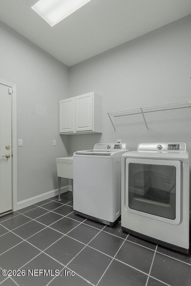 Building Photo - 5466 River Trail Rd N