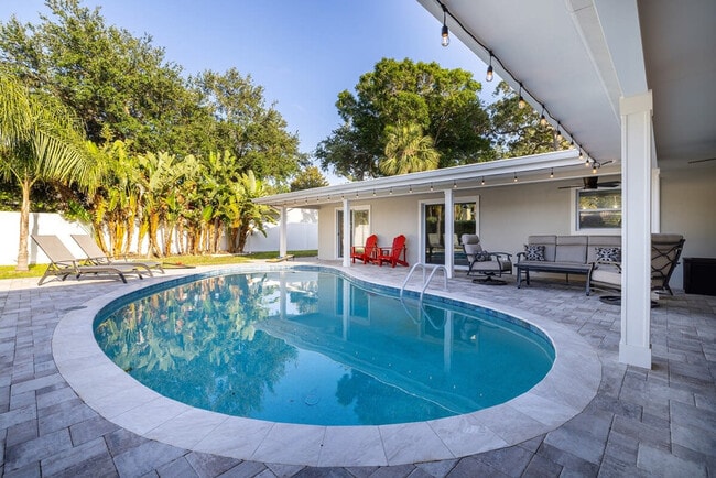 Building Photo - 802 Camelia Dr