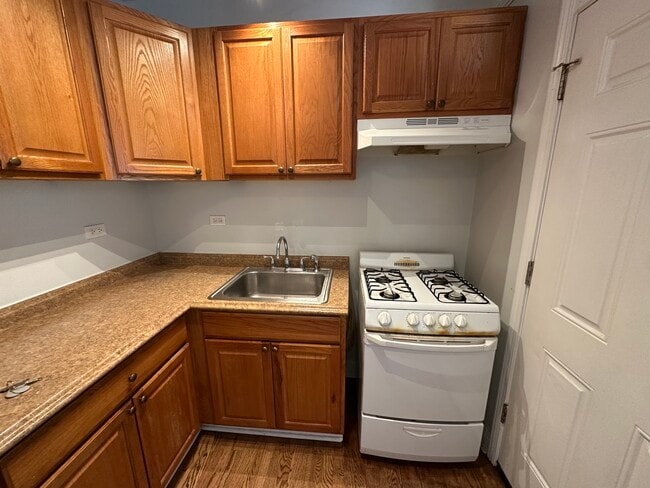 Building Photo - 7027 N Glenwood Ave