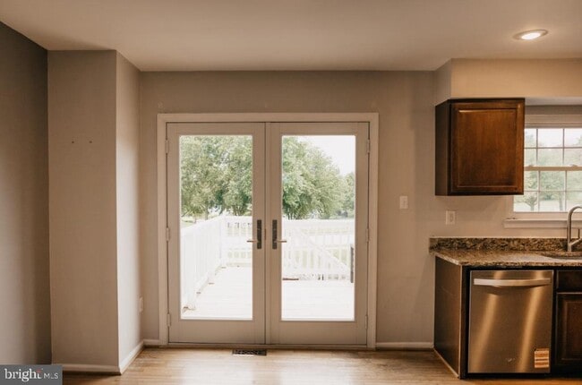 Building Photo - 394 Doral Ct