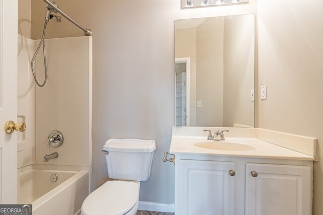 Building Photo - 5755 Lakeview Cir