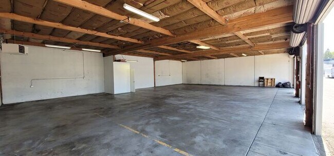 Building Photo - Large warehouse/shop/flex-space central Sp...