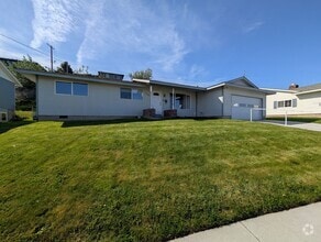 Building Photo - 3 Bed/2 Bath Ranch-Style Home