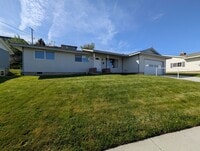 Building Photo - 3 Bed/2 Bath Ranch-Style Home