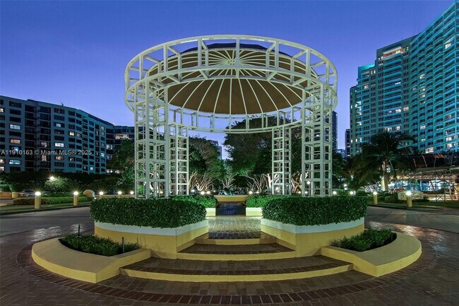 Building Photo - 808 Brickell Key Dr