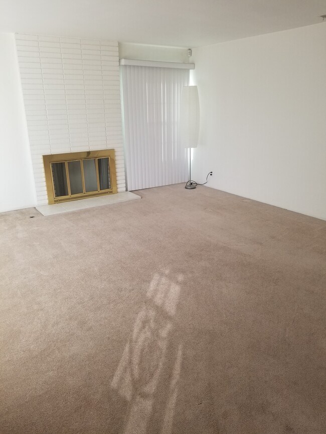 Building Photo - 333 W 33rd St