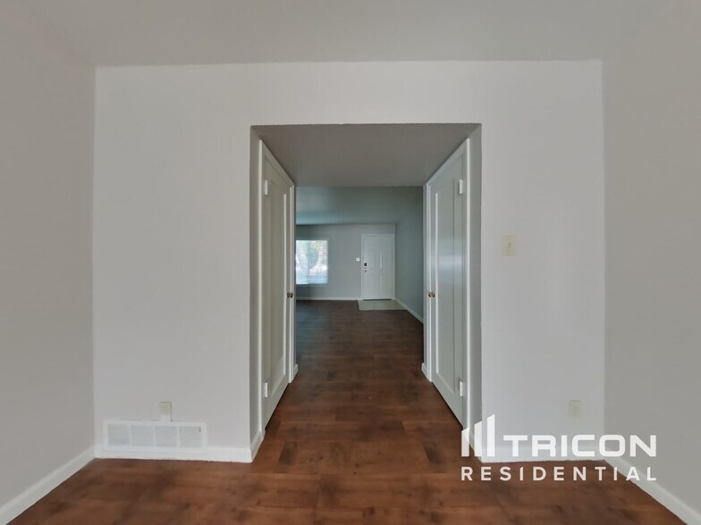 Building Photo - 2749 El Rey St