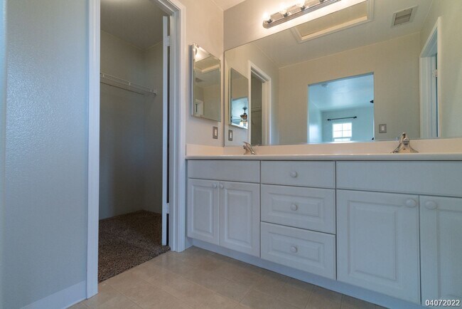 Building Photo - 3 Bed 2.5 Bath Townhome in Spinnaker Place Townhomes 2