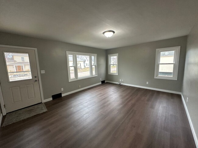 Building Photo - Remodeled 3 bed, 1 bath home for rent in W...