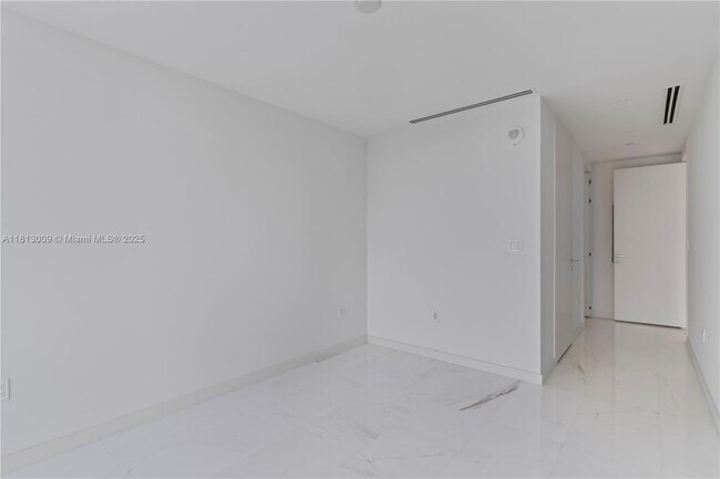 Building Photo - 300 Biscayne Blvd Way
