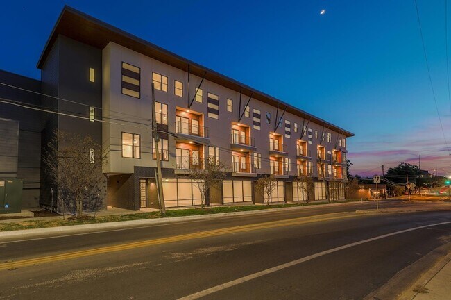 Building Photo - 2213 Poquito St