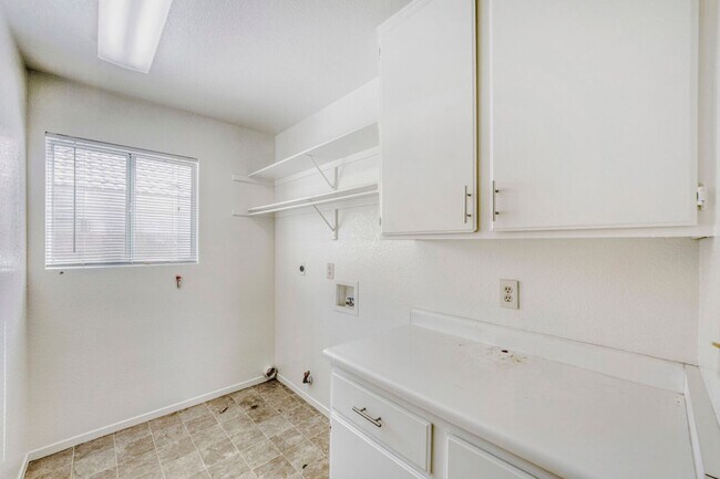 Building Photo - Newly painted and new carpet!