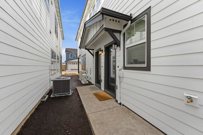 Building Photo - Modern Retreat in Reed’s Crossing