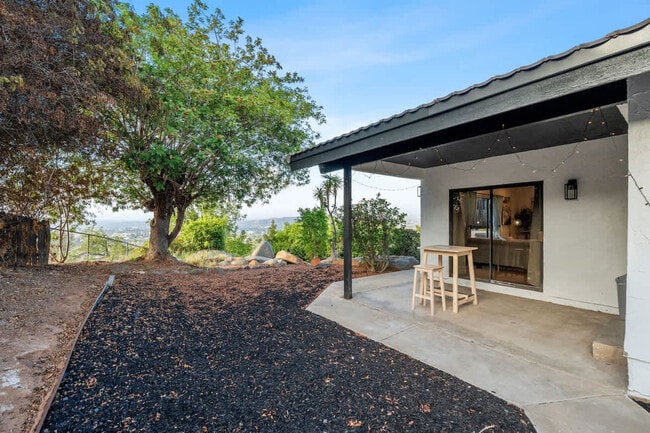 Building Photo - 5048 Bluff Pl