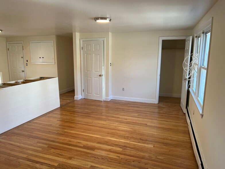 Building Photo - 10 Pine St