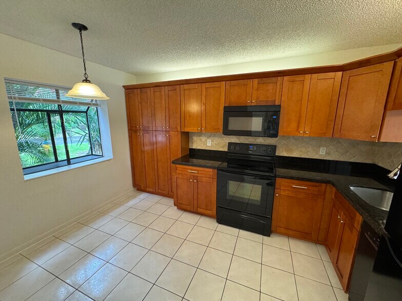 Building Photo - 3733 Carambola Cir N