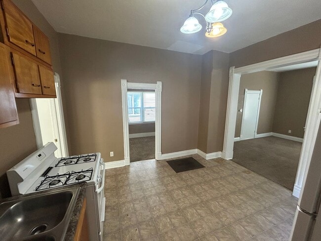 Building Photo - 2 Bedroom 1 bath duplex