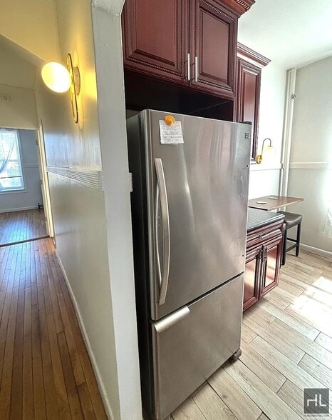 Building Photo - 3BR 1BA Top Floor Brick Townhouse w/ Commu...