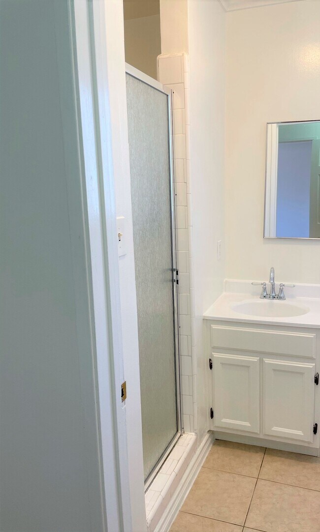 Building Photo - 4916 Hazeltine Ave