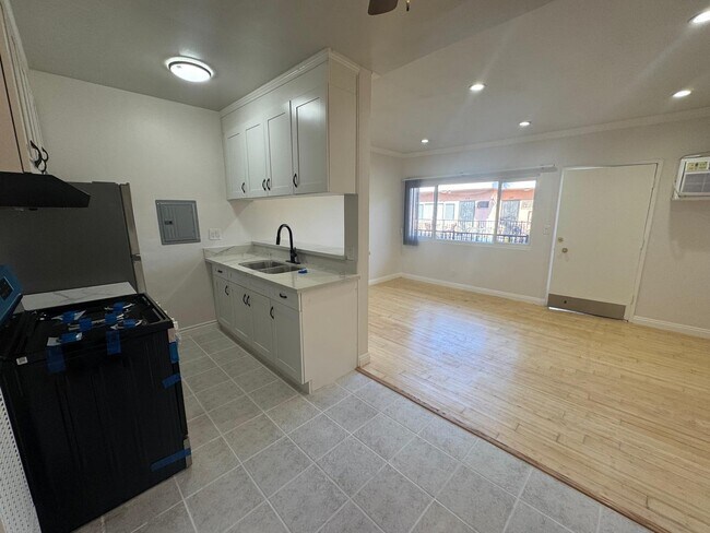 Building Photo - 1334 N Las Palmas Ave