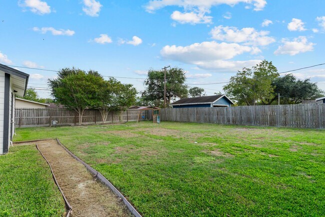 Building Photo - Charming 3 Bedroom Home