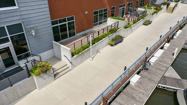 Building Photo - 106 W Seeboth St