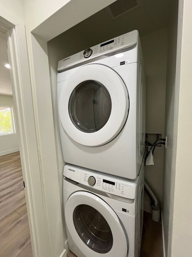 Building Photo - Large 6 bed 3 bath House on East Falls! Completely Renovated (2025)