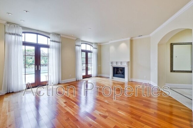 Building Photo - 450 Juanita Way