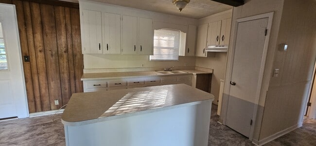 Building Photo - 306 Mustang Dr