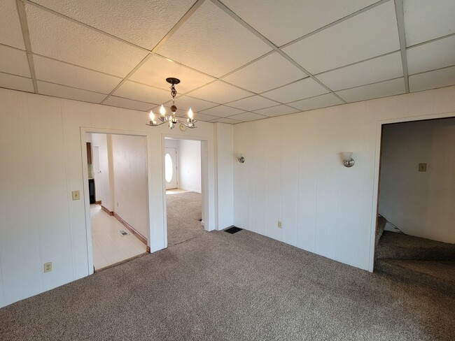 Building Photo - 321 W 5th St