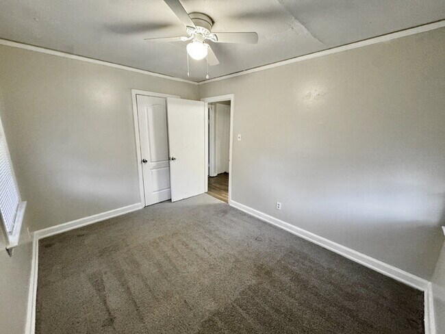 Building Photo - 4130 Pikes Peak Ave