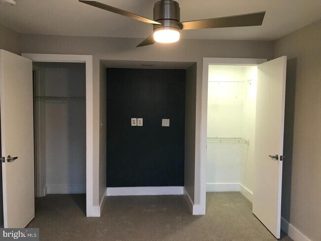 Building Photo - 212 Oakwood St SE