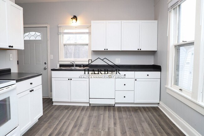 Building Photo - 11th Avenue NE Duplex