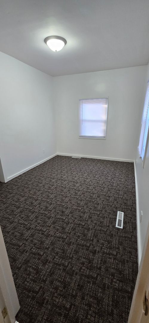 Building Photo - Remodeled 2 bedroom with Garage & small fe...