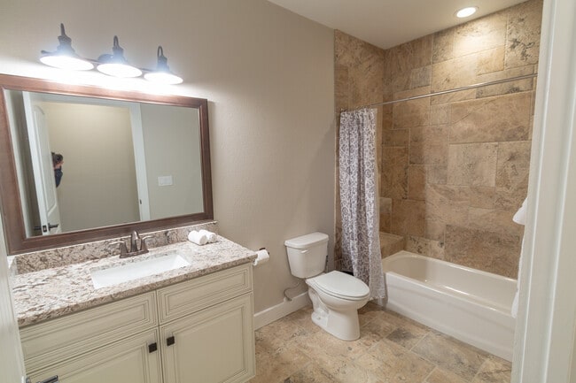 Building Photo - 724 N Walnut St