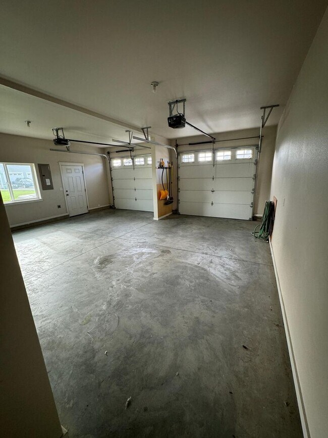 Building Photo - Spacious Duplex in Badger Mountain South