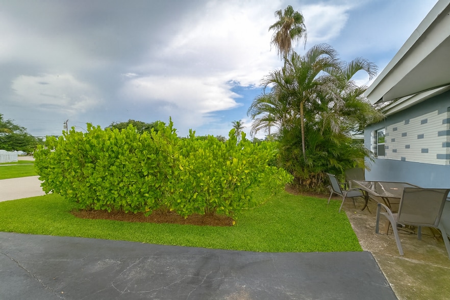 Front Yard - Side Profile - 4460 SW 49th Ct