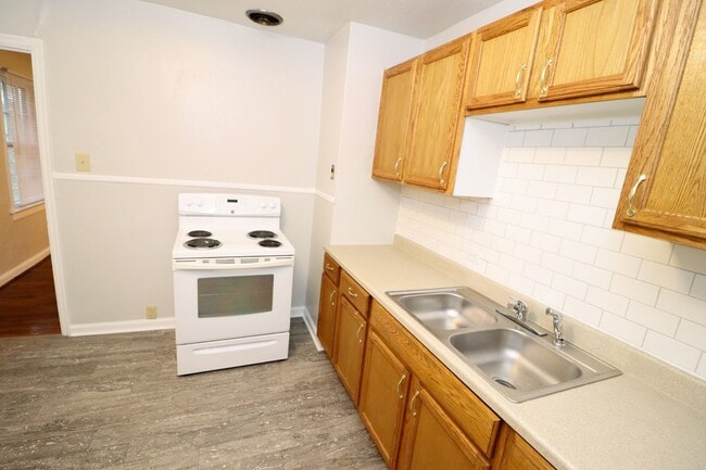 Building Photo - 2 Bedroom House with a Move-In Special