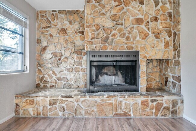 Building Photo - Modern, Move-In-Ready 3/2 Home with Spacious Yard & Garage |