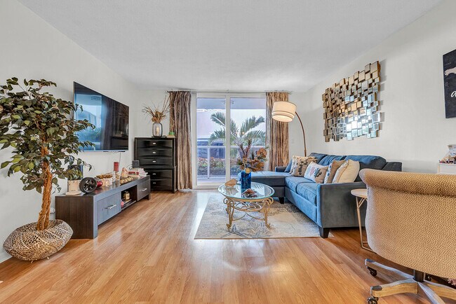 Building Photo - 1904 S Ocean Dr