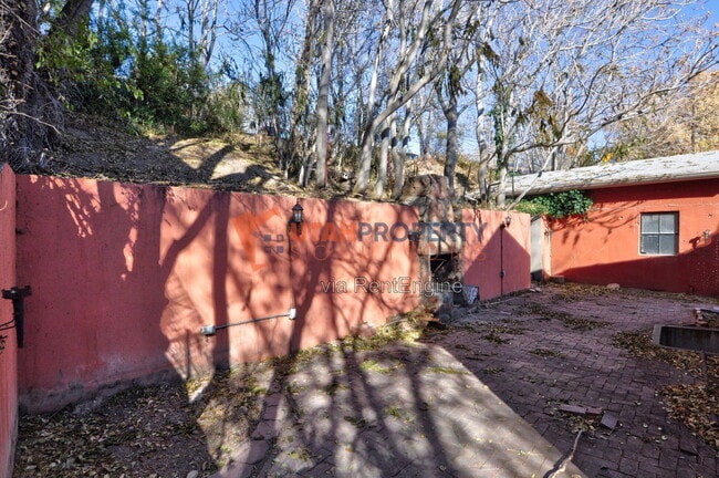 Building Photo - 1577 Glen Arbor St