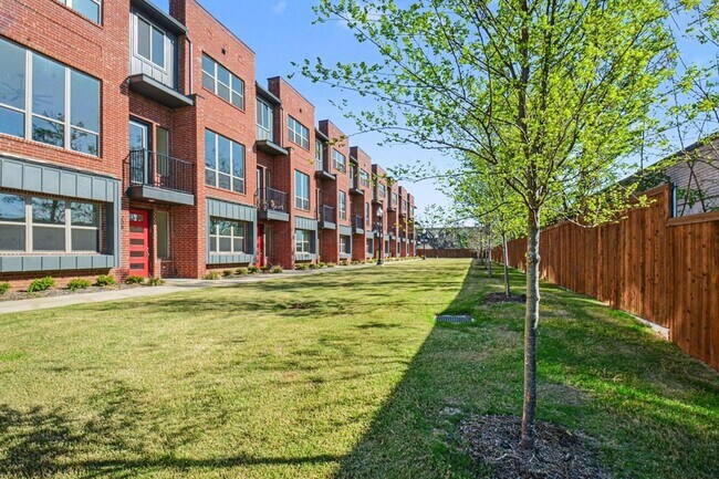 Building Photo - 2524 Havenhurst St