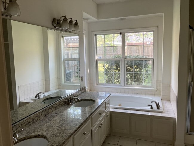 Building Photo - 114 W Shore Dr