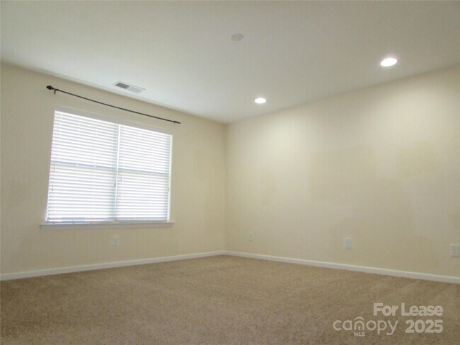Building Photo - 180 Silverspring Pl