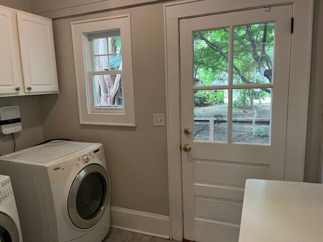 Building Photo - 3 bedroom, 2 bathroom