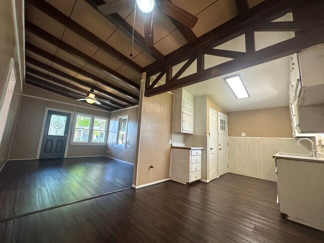 Building Photo - 1312 E Mesquite Ln