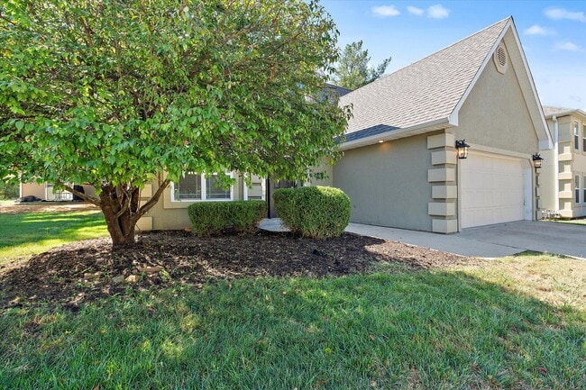 Building Photo - 412 N Village Cir