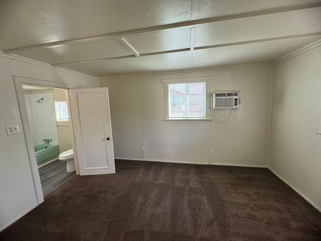 Building Photo - 2 Bedroom Home With A Spacious Yard